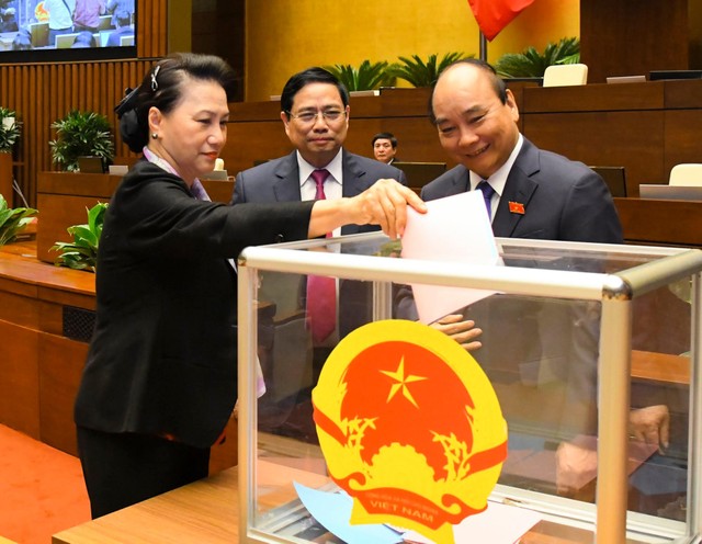Quốc hội đã bỏ phiếu kín phê chuẩn bổ nhiệm hai Phó Thủ tướng Chính phủ và 12 vị Bộ trưởng mới.