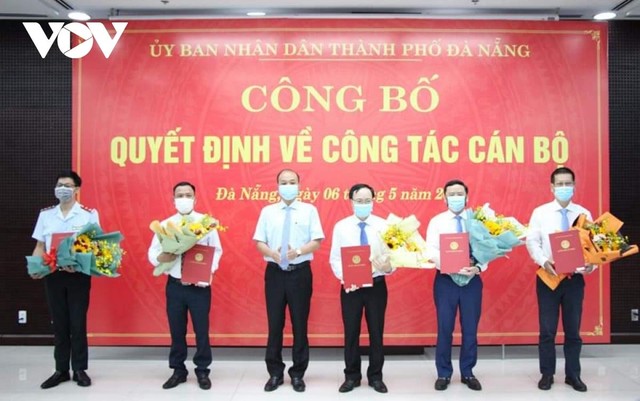 Ông Lê Quang Nam, Phó Chủ tịch UBND thành phố Đà Nẵng trao quyết định bổ nhiệm các Phó Giám đốc sở. Ông Lê Quang Nam, Phó Chủ tịch UBND thành phố Đà Nẵng trao quyết định bổ nhiệm các Phó Giám đốc sở.