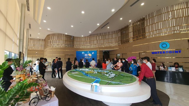 Đông đảo khách hàng quan tâm đang chờ đợi Waterpoint mở bán đợt tiếp theo.