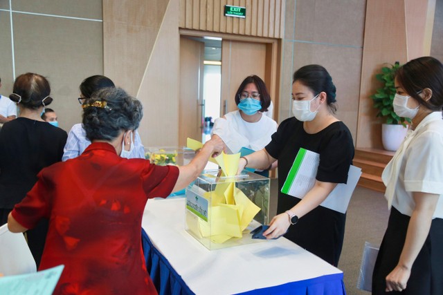 Cổ đông bỏ phiếu tại đại hội.