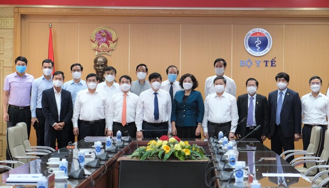 Bộ trưởng Bộ Y tế, Thống đốc NHNN chụp ảnh cùng đại diện các đơn vị tài trợ tại buổi Lễ.