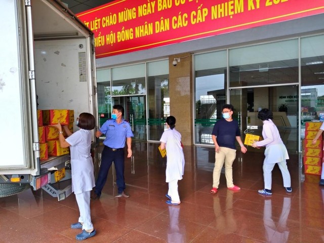 Tập đoàn F.I.T trao quà hỗ trợ cho Bệnh viện Nhiệt đới Trung uơng tại cơ sở 2, Đông Anh, Hà Nội.