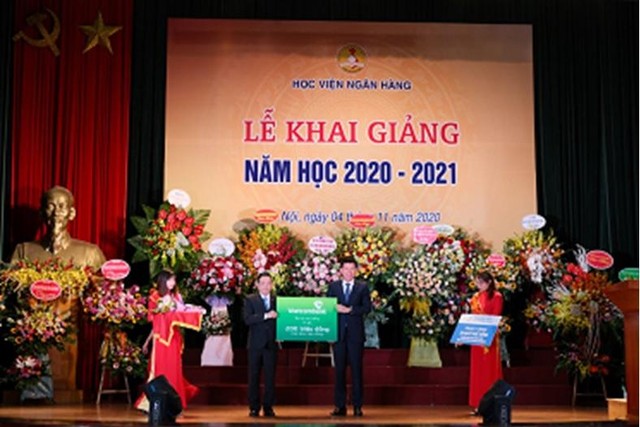 TS. Phạm Mạnh Thắng – Phó Tổng Giám đốc Vietcombank (bên phải) trao tặng học bổng trị giá 200 triệu đồng cho đại diện Học viện Ngân hàng. TS. Phạm Mạnh Thắng – Phó Tổng Giám đốc Vietcombank (bên phải) trao tặng học bổng trị giá 200 triệu đồng cho đại diện Học viện Ngân hàng.