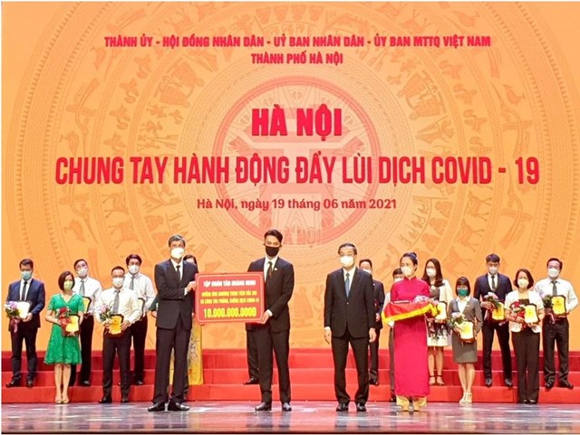 Ông Đỗ Hoàng Minh – Phó tổng giám đốc Tập đoàn Tân Hoàng Minh trao tặng tiền ủng hộ. Ông Đỗ Hoàng Minh – Phó tổng giám đốc Tập đoàn Tân Hoàng Minh trao tặng tiền ủng hộ.
