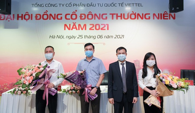 Từ trái qua phải là 3 thành viên HĐQT mới và ông Tào Đức Thắng (người mặc áo đen đứng thứ 3) – Chủ tịch HĐQT Viettel Global. Ngoài cùng bên trái là ông Nguyễn Đức Quang, tiếp đến là ông Lê Xuân Hùng, ngoài cùng bên phải là bà Nguyễn Thị Thanh Nga.