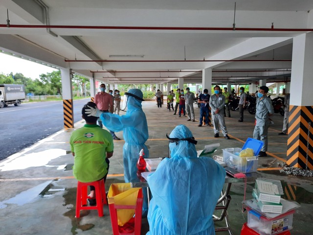 Hàng tuần, người lao động ở tại nhà máy sẽ được xét nghiệm Covid một lần để đảm bảo phòng chống dịch bệnh đạt hiệu quả cao.