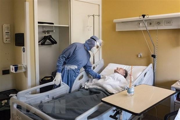 Điều trị cho bệnh nhân nhiễm COVID-19 tại bệnh viện ở Turin, Italy. (Ảnh: AFP/TTXVN). Điều trị cho bệnh nhân nhiễm COVID-19 tại bệnh viện ở Turin, Italy. (Ảnh: AFP/TTXVN).