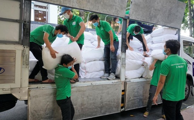 Nhân viên Hệ thống 5F vận chuyển gạo phân phát cho người dân bị phong tỏa vì Covid -19.