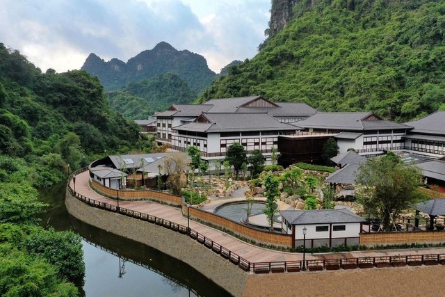Tại dự án Yoko Onsen Quang Hanh, HVC Group là tổng thầu cung cấp và lắp đặt hoàn thiện phòng xông hơi nóng và phòng xông hơi tuyết lạnh cho tất cả căn villas tại dự án. Tại dự án Yoko Onsen Quang Hanh, HVC Group là tổng thầu cung cấp và lắp đặt hoàn thiện phòng xông hơi nóng và phòng xông hơi tuyết lạnh cho tất cả căn villas tại dự án.