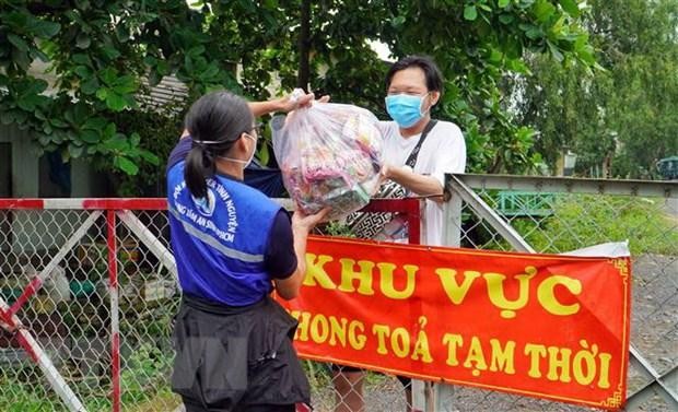 Trao túi an sinh cho người dân đăng ký qua chương trình SOS. (Ảnh: Xuân Khu/TTXVN). Trao túi an sinh cho người dân đăng ký qua chương trình SOS. (Ảnh: Xuân Khu/TTXVN).