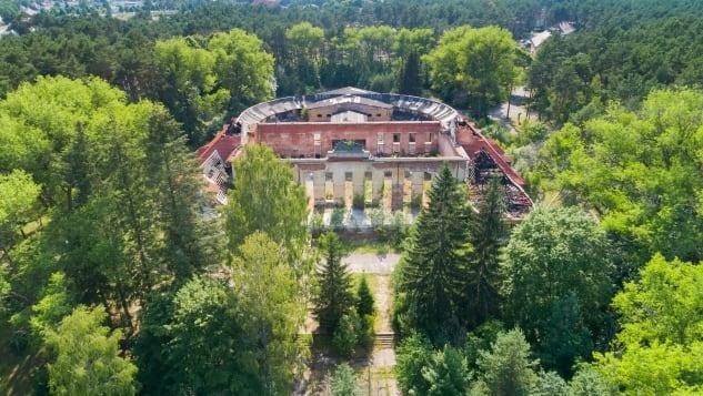 Một tòa nhà đang bị bỏ hoang trong thị trấn Borne Sulinowo.