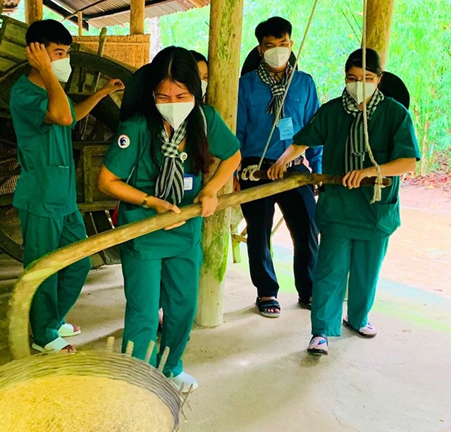 Các y bác sĩ tham gia tour đến Củ Chi do Sở Du lịch TP.HCM tổ chức (Ảnh: Saigontourist).