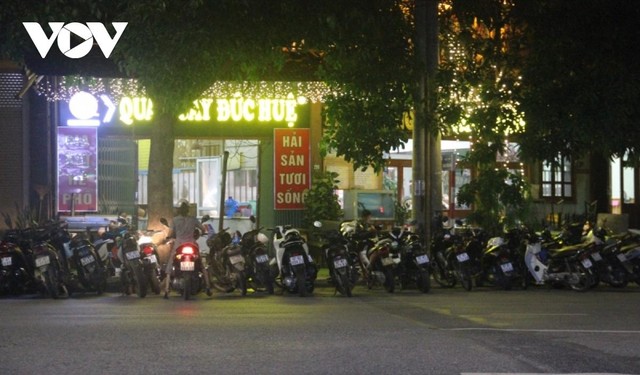 Sau khi bị phong tỏa do liên quan đến ca dương tính với COVID-19, một nhà hàng tại phường Phùng Chí Kiên, thành phố Bắc Kạn đã mở cửa đón khách trở lại. Sau khi bị phong tỏa do liên quan đến ca dương tính với COVID-19, một nhà hàng tại phường Phùng Chí Kiên, thành phố Bắc Kạn đã mở cửa đón khách trở lại.