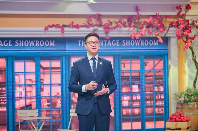 Đại diện Sun Group giới thiệu về phân khu shophouse The Center thuộc dự án Sun Grand City Hillside Residence.