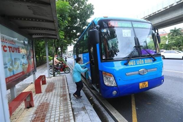 Khách lên xe buýt tại đường Nguyễn Trãi. (Ảnh: Tuấn Anh/TTXVN). Khách lên xe buýt tại đường Nguyễn Trãi. (Ảnh: Tuấn Anh/TTXVN).