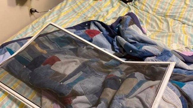 Đó là đấm vỡ chiếc màn hình của bộ máy vi tính rồi đi về.