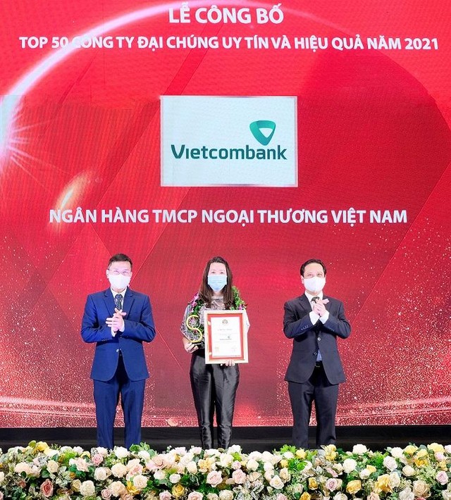 Đại diện Vietcombank nhận vinh danh Top 50 công ty đại chúng uy tín và hiệu quả năm 2021 từ Ban tổ chức chương trình.