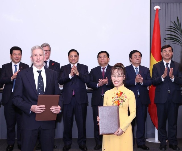 Đại diện Vietjet và Viện đại học Oxford trao đổi thỏa thuận hợp tác trước sự chứng kiến của Thủ tướng Phạm Minh Chính, lãnh đạo cấp cao Việt Nam và Vương quốc Anh.