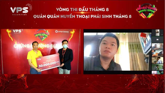 Quán quân @cttam168 (bên phải) đã xuất sắc giành được giải nhất vòng Đối đầu với giải thưởng 30.000.000 đồng. Anh đã thi đấu trực tuyến trong cuộc đua lần này. Quán quân @cttam168 (bên phải) đã xuất sắc giành được giải nhất vòng Đối đầu với giải thưởng 30.000.000 đồng. Anh đã thi đấu trực tuyến trong cuộc đua lần này.