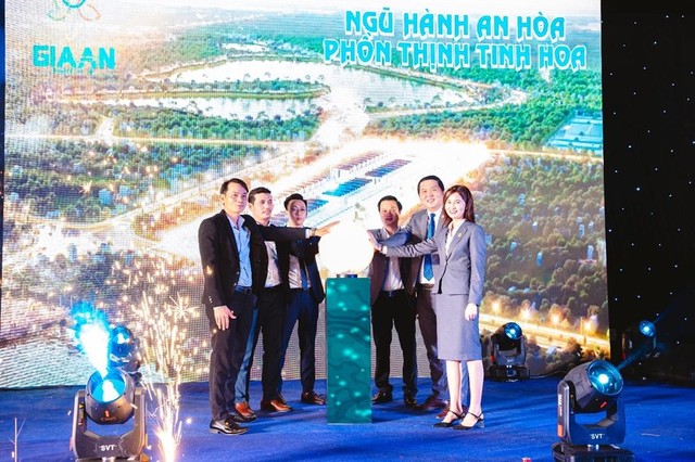 Đại diện đơn vị phát triển, CĐT, các đối tác phân phối chiến lược cùng thực hiện nghi thức kick off dự án An Gia Lakeside. Đại diện đơn vị phát triển, CĐT, các đối tác phân phối chiến lược cùng thực hiện nghi thức kick off dự án An Gia Lakeside.