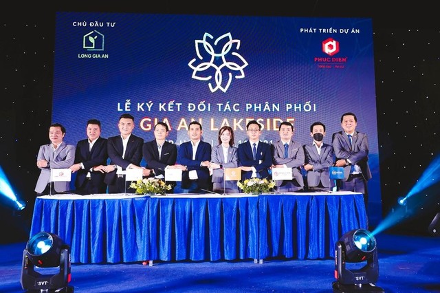 Cái bắt tay thể hiện sự đoàn kết và sẵn sàng cho cùng một mục tiêu. Cái bắt tay thể hiện sự đoàn kết và sẵn sàng cho cùng một mục tiêu.