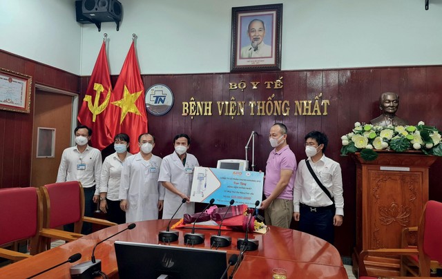 Ông Nguyễn Hồ Hưng tài trợ máy thở trị giá 650 triệu đồng cho Bệnh viện Thống Nhất. Ông Nguyễn Hồ Hưng tài trợ máy thở trị giá 650 triệu đồng cho Bệnh viện Thống Nhất.