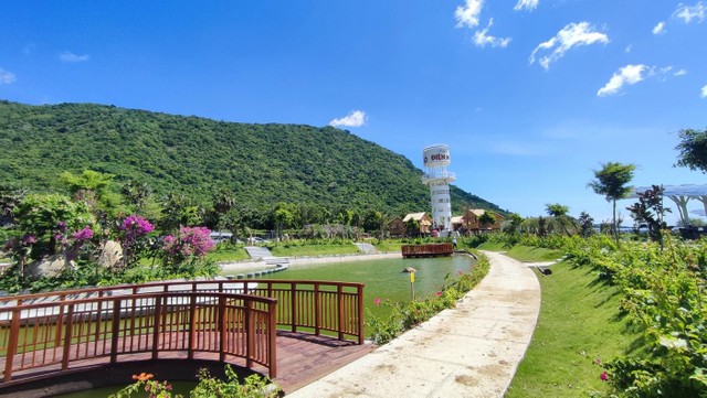 Tuyệt tác Khu du lịch Điện mặt trời An Hảo trên nền Solar Farm. Tuyệt tác Khu du lịch Điện mặt trời An Hảo trên nền Solar Farm.