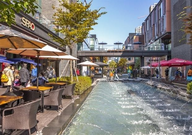 Góc cảnh quan mặt nước thưởng thức ẩm thực, đồ uống.