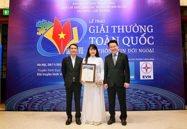 Thứ trưởng Bộ Kế hoạch và Đầu tư Trần Quốc Phương (bìa phải) và Phó tổng biên tập thường trực Báo Đầu tư Bùi Đức Hải (bìa trái) chụp hình lưu niệm cùng tác giả Phùng Thị Hồng Hạnh, Báo Đầu tư. (Ảnh: Chí Cường). Thứ trưởng Bộ Kế hoạch và Đầu tư Trần Quốc Phương (bìa phải) và Phó tổng biên tập thường trực Báo Đầu tư Bùi Đức Hải (bìa trái) chụp hình lưu niệm cùng tác giả Phùng Thị Hồng Hạnh, Báo Đầu tư. (Ảnh: Chí Cường).