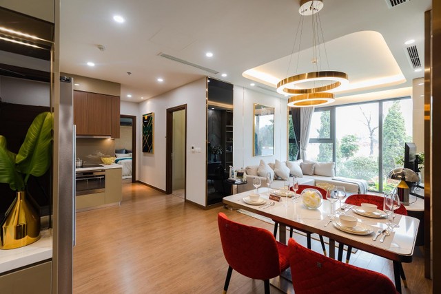 Không gian phòng khách liên thông phòng căn và căn bếp trong căn hộ lớn của Dual Key The Matrix One. Không gian phòng khách liên thông phòng căn và căn bếp trong căn hộ lớn của Dual Key The Matrix One.