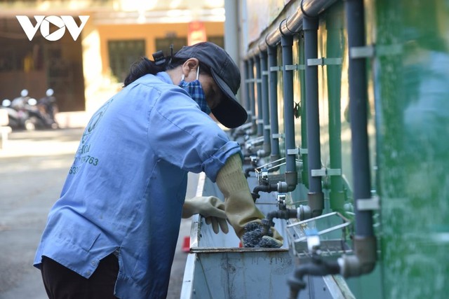 Khu vực bồn rửa tay được vệ sinh sạch sẽ, đẩy đủ nước rửa tay, sát khuẩn. Khu vực bồn rửa tay được vệ sinh sạch sẽ, đẩy đủ nước rửa tay, sát khuẩn.