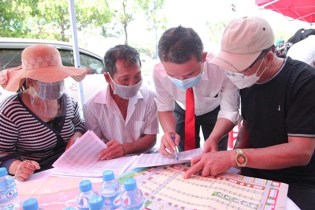 Các nhà đầu tư tìm hiểu thông tin bất động sản Đồng Xoài tại Công ty cổ phần Tập đoàn Nam Dương. Các nhà đầu tư tìm hiểu thông tin bất động sản Đồng Xoài tại Công ty cổ phần Tập đoàn Nam Dương.