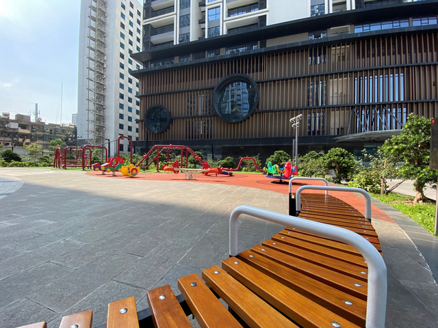 Khuôn viên đường dạo bộ, sân chơi cho trẻ rộng rãi, thoáng mát và tràn ngập sắc xanh của thiên nhiên, Khuôn viên đường dạo bộ, sân chơi cho trẻ rộng rãi, thoáng mát và tràn ngập sắc xanh của thiên nhiên,