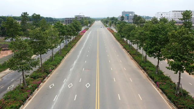 Thị xã Tân Uyên đang được đầu tư rất lớn cho hệ thống giao thông để lên thành phố trước năm 2025. Thị xã Tân Uyên đang được đầu tư rất lớn cho hệ thống giao thông để lên thành phố trước năm 2025.