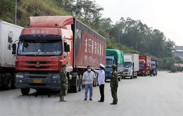 Các lực lượng chức năng kiểm tra thân nhiệt lái xe khi ra, vào khu vực cửa khẩu. (Ảnh Thái Thuần/TTXVN). Các lực lượng chức năng kiểm tra thân nhiệt lái xe khi ra, vào khu vực cửa khẩu. (Ảnh Thái Thuần/TTXVN).