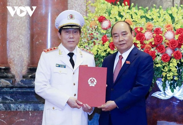 Chủ tịch nước Nguyễn Xuân Phúc trao quyết định thăng cấp bậc Thượng tướng cho Thứ trưởng Bộ Công an Lương Tam Quang.