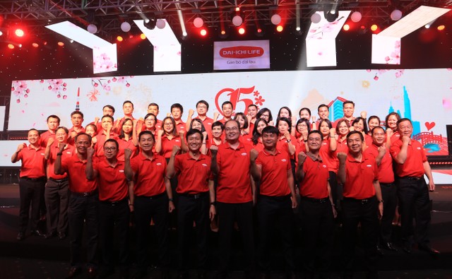 Các thành viên Ban Giám đốc Dai-ichi Life Việt Nam tại sự kiện “15 năm – Kết nối Triệu Yêu Thương”. Các thành viên Ban Giám đốc Dai-ichi Life Việt Nam tại sự kiện “15 năm – Kết nối Triệu Yêu Thương”.
