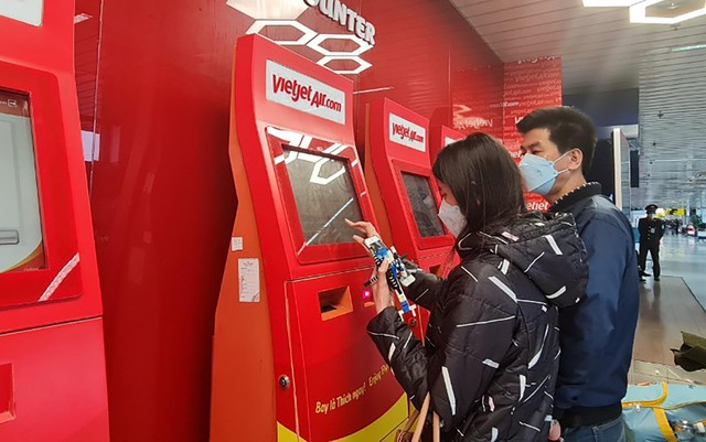 Hành khách làm thủ tục tại quầy check-in tự động (Ảnh: Đức Minh).