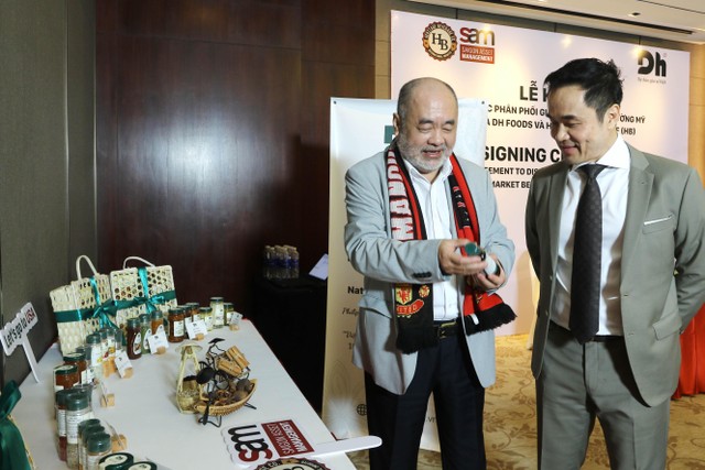 Ông Nguyễn Trung Dũng (trái) đại diện Dh Foods giới thiệu sản phẩm gia vị tới ông Louis Nguyễn, Chủ tịch của Heritage Beverage. Dự kiến, đến quý 3 năm nay, 10 container gia vị đầu tiên sẽ đến thị trường Mỹ.
