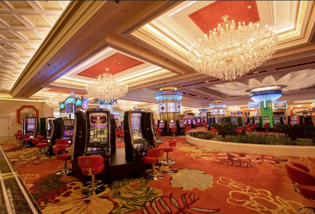 Hệ thống bàn chơi, máy chơi hiện đại thu hút trải nghiệm của khách du lịch.