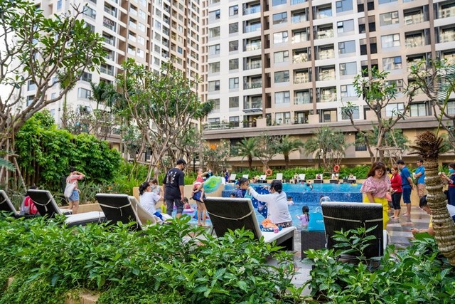 Rất đông cư dân đã về tận hưởng cuộc sống tại khu căn hộ biệt lập Flora condominium giai đoạn 1 Akari City.