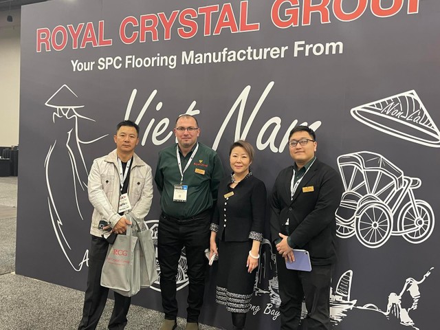 Khách hàng - Đối tác Mỹ bày tỏ sự ấn tượng và đánh giá cao Sàn đá công nghệ SPC từ Royal Crystal. Khách hàng - Đối tác Mỹ bày tỏ sự ấn tượng và đánh giá cao Sàn đá công nghệ SPC từ Royal Crystal.