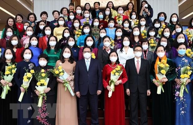 Thủ tướng Phạm Minh Chính với các đại diện nữ lãnh đạo quản lý, trí thức và văn nghệ sỹ tiêu biểu. (Ảnh: TTXVN).