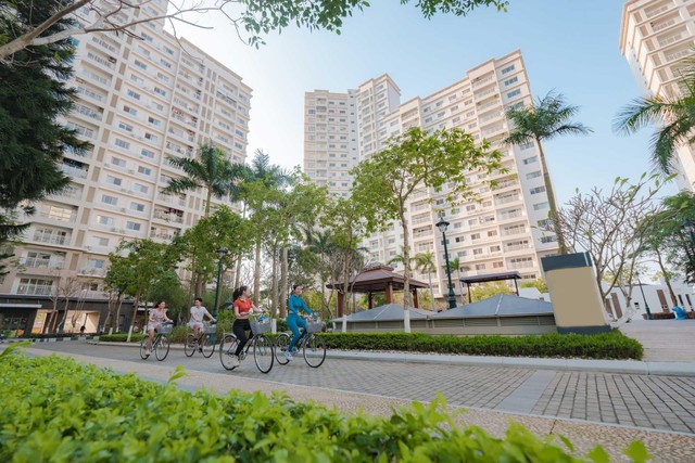 Không gian trung tâm dự án được bố trí trải đều các tiện ích như: Phòng Gym, Yoga, hồ bơi,... giúp cư dân dễ dàng tiếp cận để duy trì lối sống lành mạnh hàng ngày. Không gian trung tâm dự án được bố trí trải đều các tiện ích như: Phòng Gym, Yoga, hồ bơi,... giúp cư dân dễ dàng tiếp cận để duy trì lối sống lành mạnh hàng ngày.