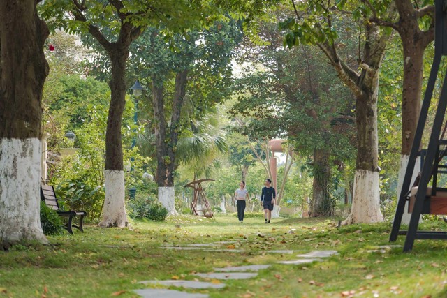 Rời xa ồn ào khói bụi, cư dân Essensia sẽ được sống giữa không gian xanh mát và tận hưởng những giá trị Wellness đích thực. Rời xa ồn ào khói bụi, cư dân Essensia sẽ được sống giữa không gian xanh mát và tận hưởng những giá trị Wellness đích thực.