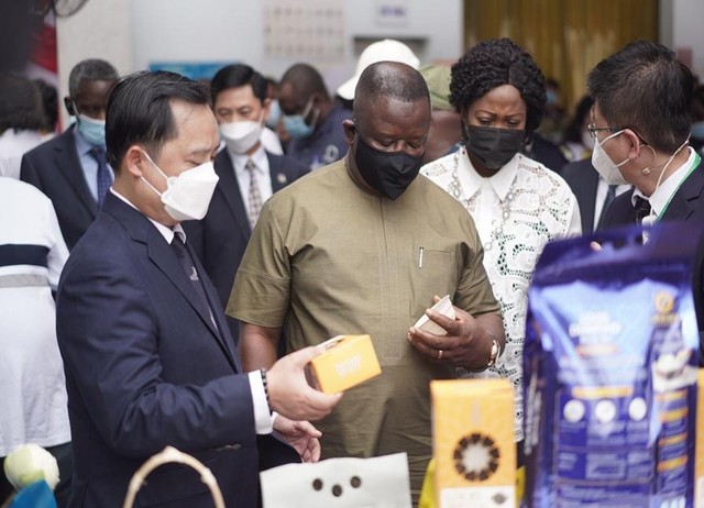 Tổng thống nước Cộng Hòa Sierra Leone đến tham quan nhà máy gạo tại Thành phố Long Xuyên, tỉnh An Giang. Tổng thống nước Cộng Hòa Sierra Leone đến tham quan nhà máy gạo tại Thành phố Long Xuyên, tỉnh An Giang.