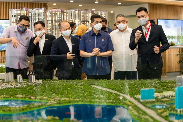 Đại diện Gamuda Land Việt Nam giới thiệu dự án Gamuda City cho Bộ trưởng. Đại diện Gamuda Land Việt Nam giới thiệu dự án Gamuda City cho Bộ trưởng.