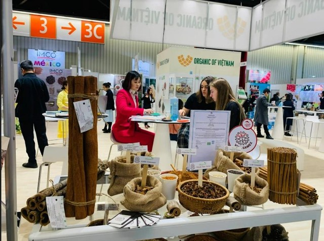 Sản phẩm quế, hồi chuẩn hữu cơ tại Hội chợ nông sản BIOFACH 2020 tại Đức (Ảnh: Vinasamex).