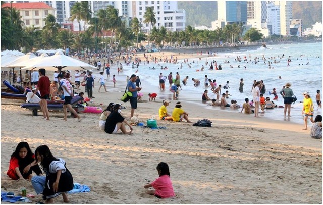 Dịp nghỉ Lễ giỗ Tổ 10/3 vừa qua, Khánh Hòa đón 54.440 lượt khách nội địa và 1.000 lượt khách quốc tế theo cả 4 loại hình: đường hàng không, đường sắt, đường biển và đường bộ.