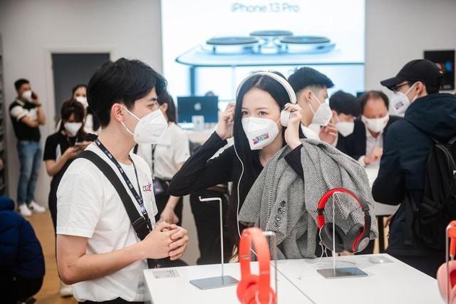 iFan thích thú trải nghiệm phụ kiện chính hãng Apple tai TopZone.